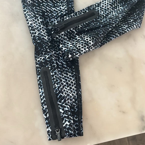 Dkny Sport Abstract Print Zippers Sides Leggings Blue Black Size XS - Picture 3 of 9